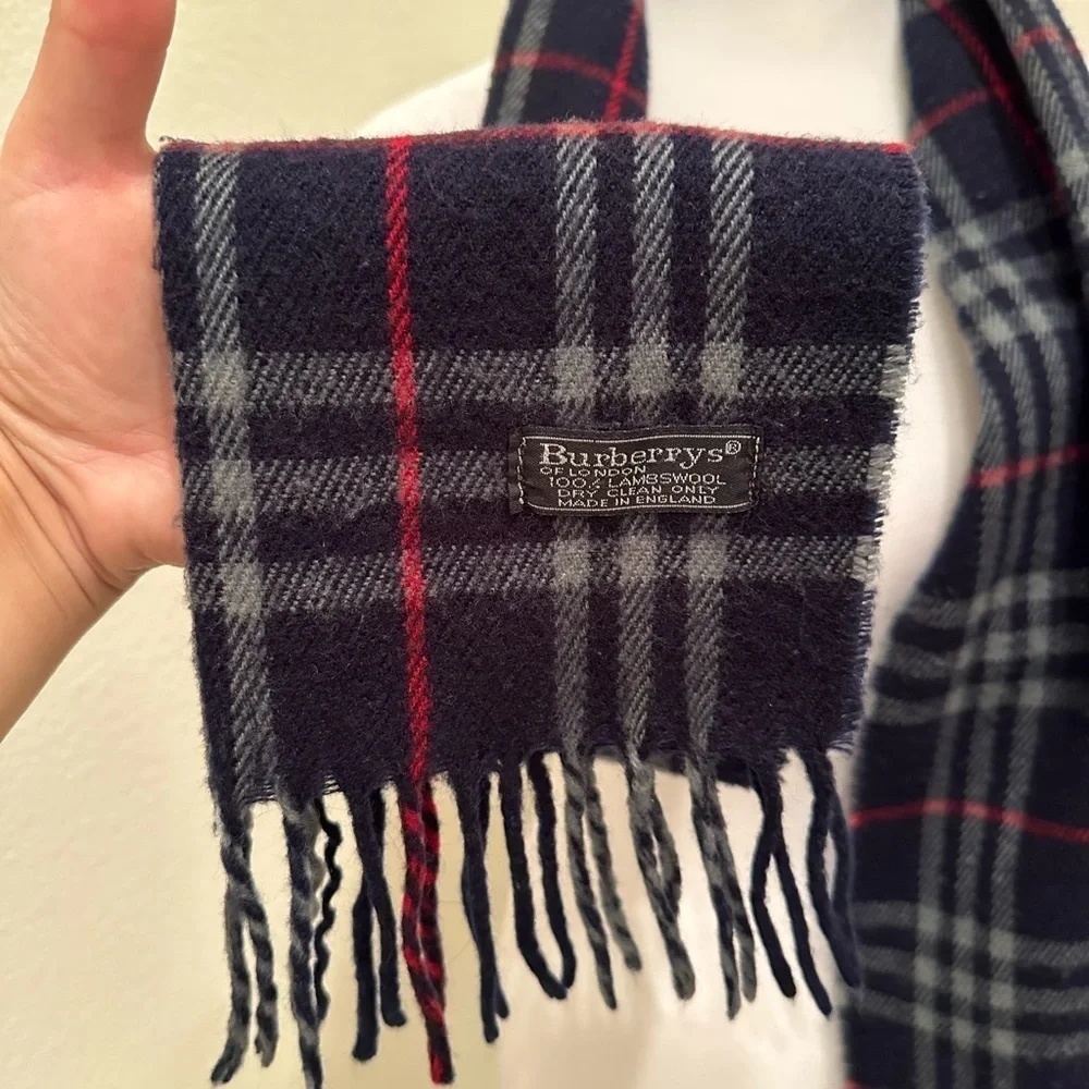 MEN OR WOMEN BURBERRYS NAVY BLUE SCARF 100% LAMBSWOOL​​​​​​